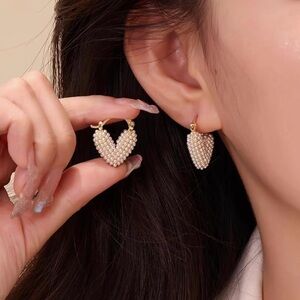 Elegant Anthropologie Pearl Heart Earrings